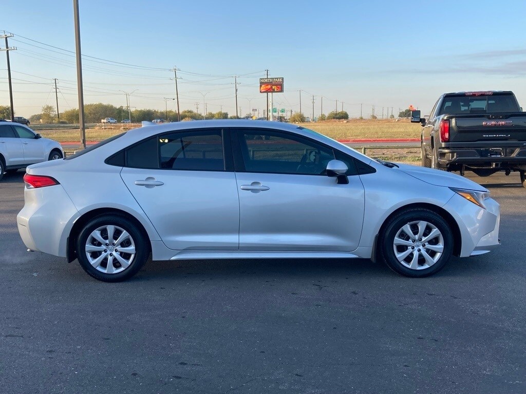 2025 Toyota Corolla LE photo 3