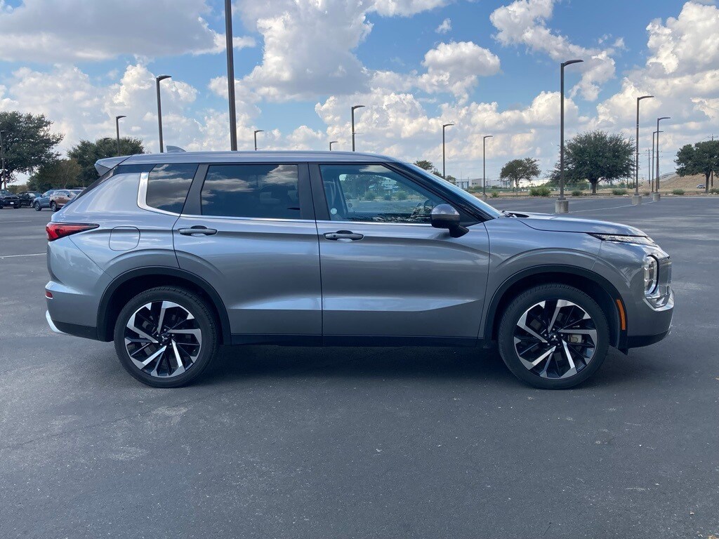 2024 Mitsubishi Outlander SE Black Edition photo 4