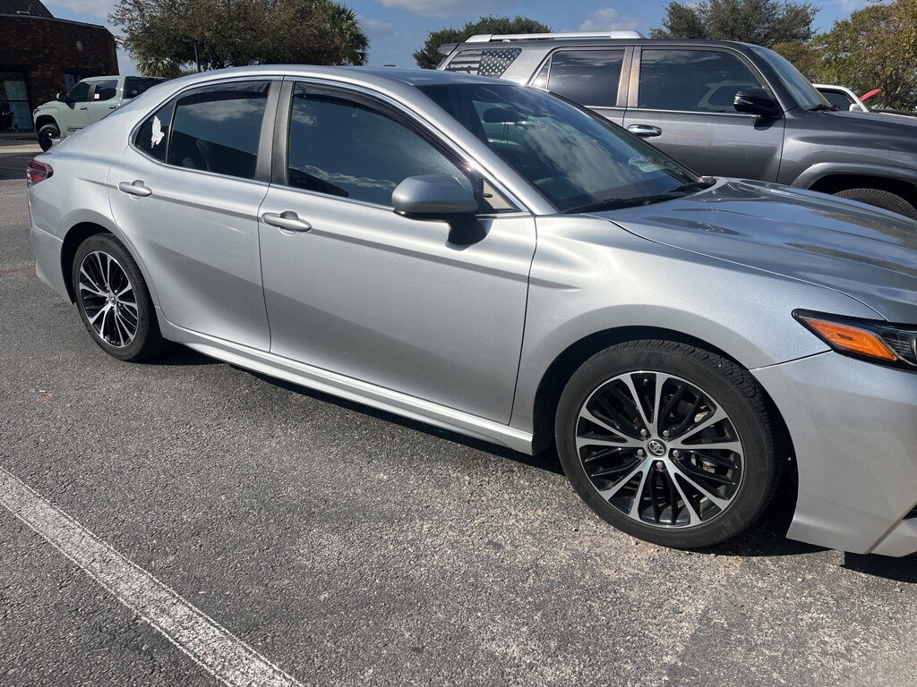 2018 Toyota Camry SE photo 2