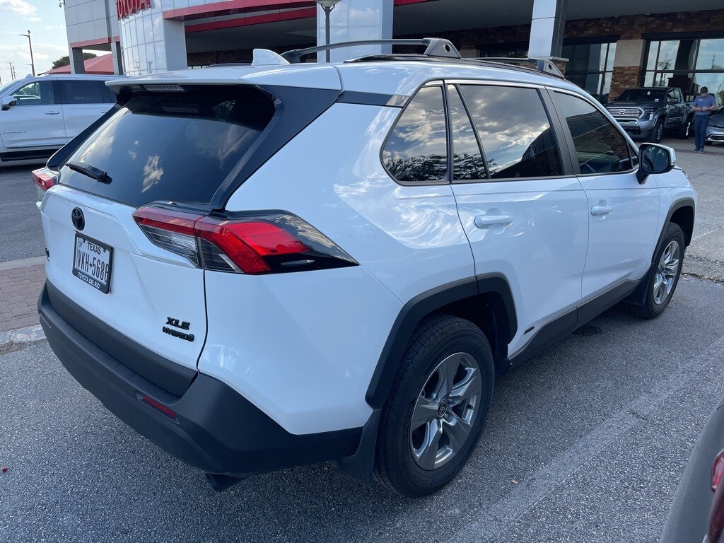 2024 Toyota RAV4 Hybrid XLE photo 3