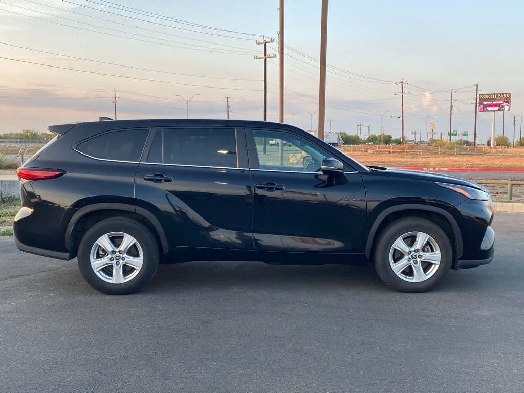 Used 2023 Toyota Highlander LE SUV