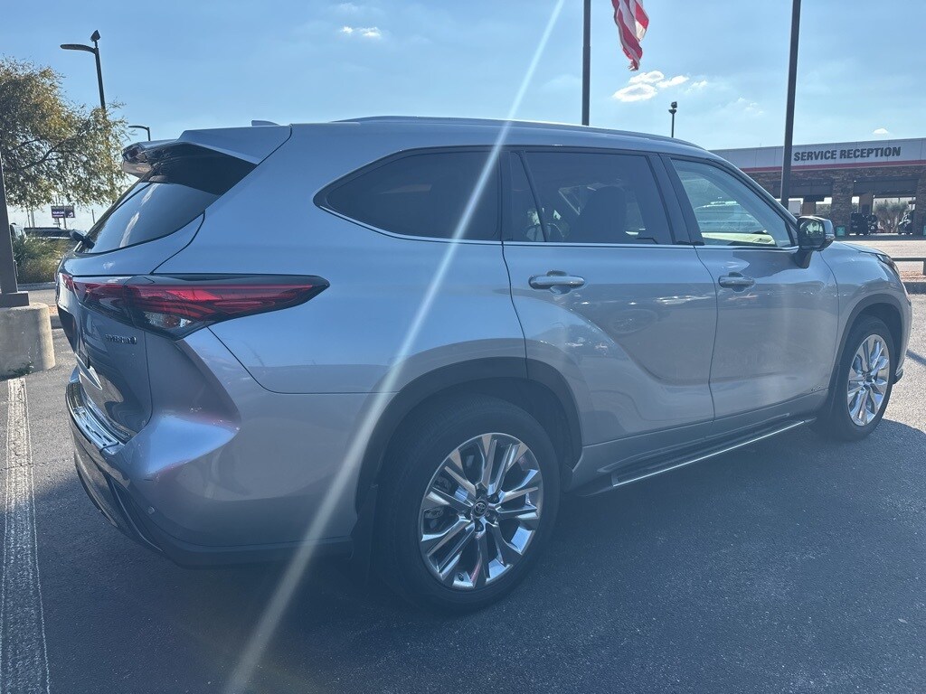 2023 Toyota Highlander Hybrid Limited photo 3