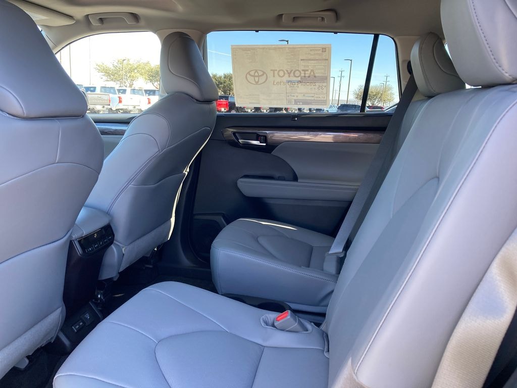 New 2026 Toyota Highlander Hybrid Limited SUV