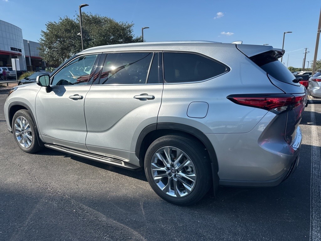 2023 Toyota Highlander Hybrid Limited photo 4