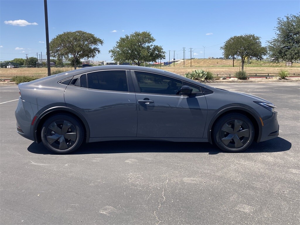 2026 Toyota Prius LE photo 3