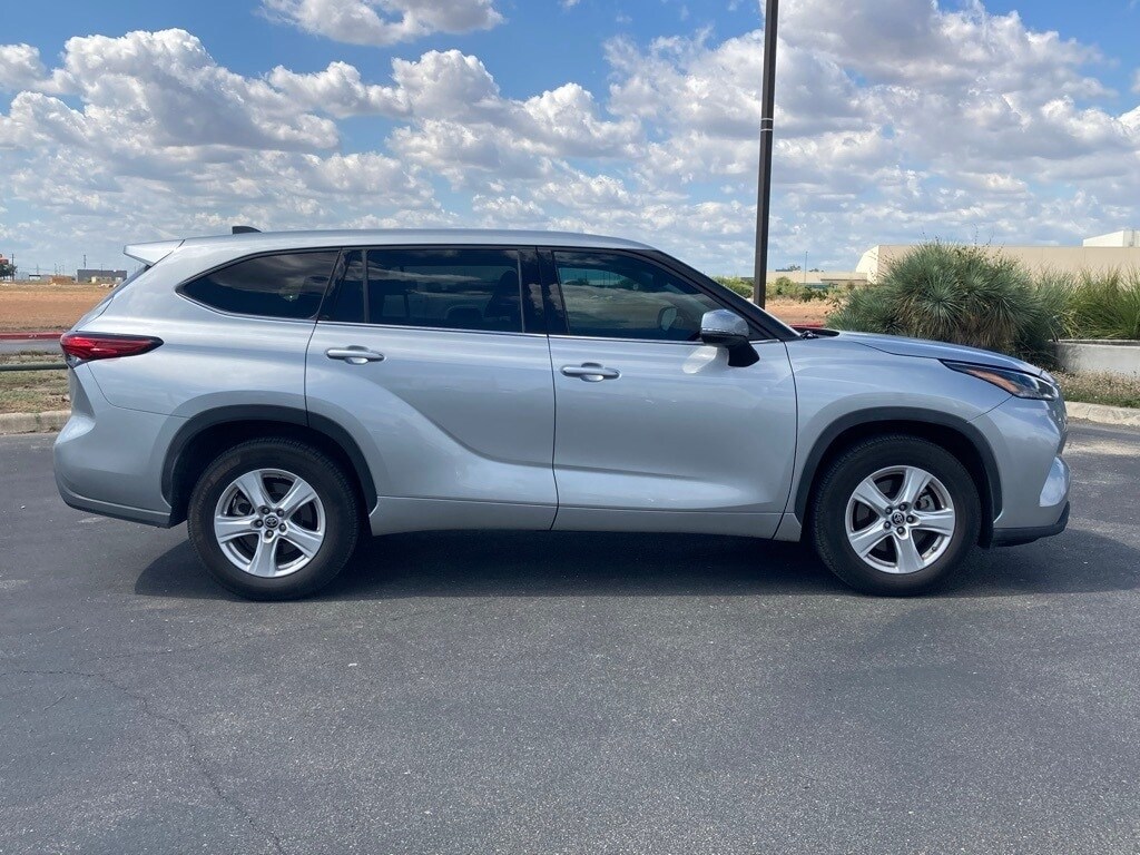2022 Toyota Highlander LE photo 4