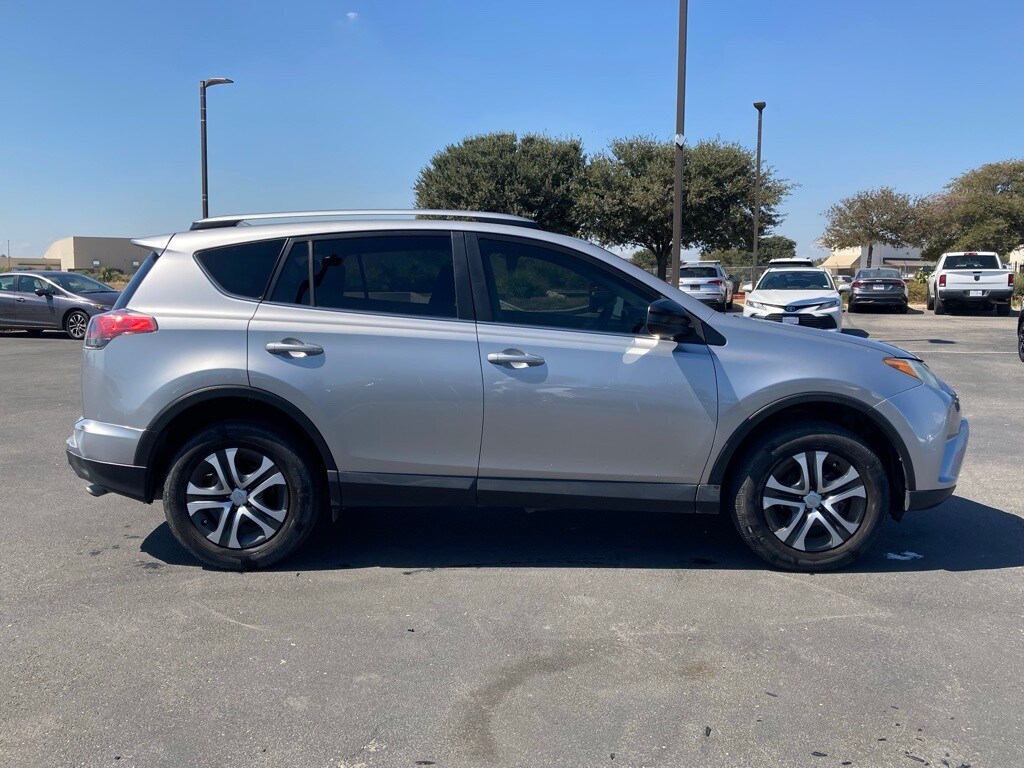 2018 Toyota RAV4 LE photo 3