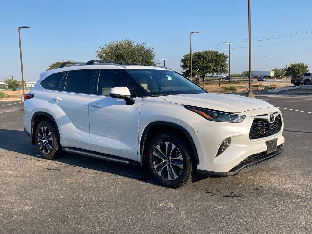 2023 Toyota Highlander XLE photo 2
