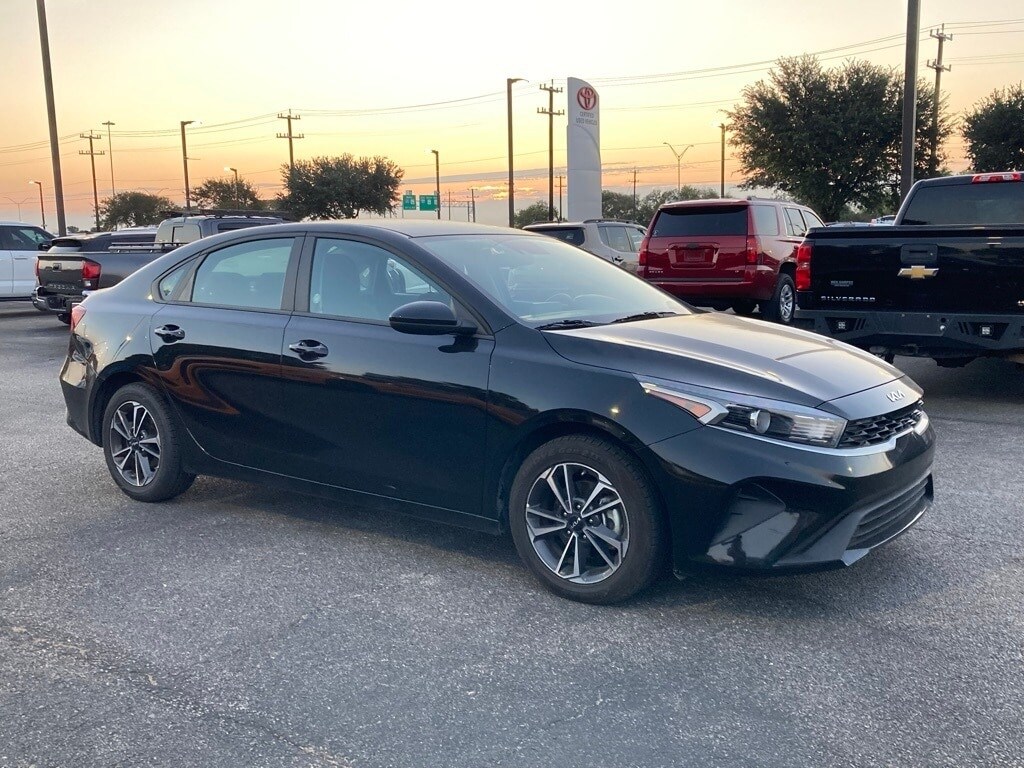 2024 Kia Forte LXS photo 3