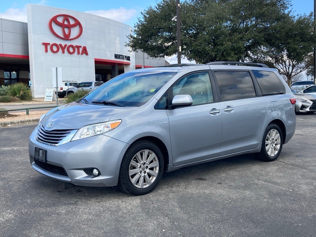 2016 Toyota Sienna XLE's photo