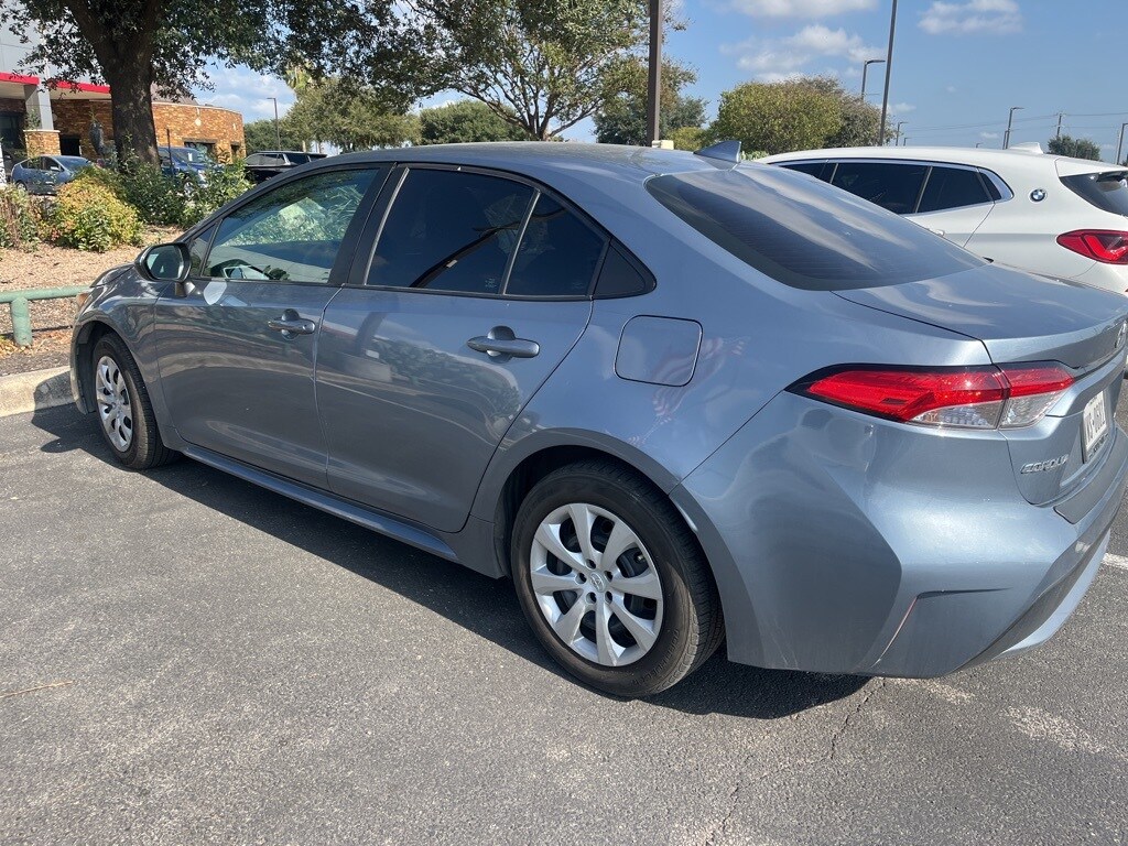 2022 Toyota Corolla LE photo 2
