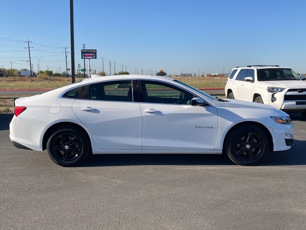 2024 Chevrolet Malibu 1LT photo 3