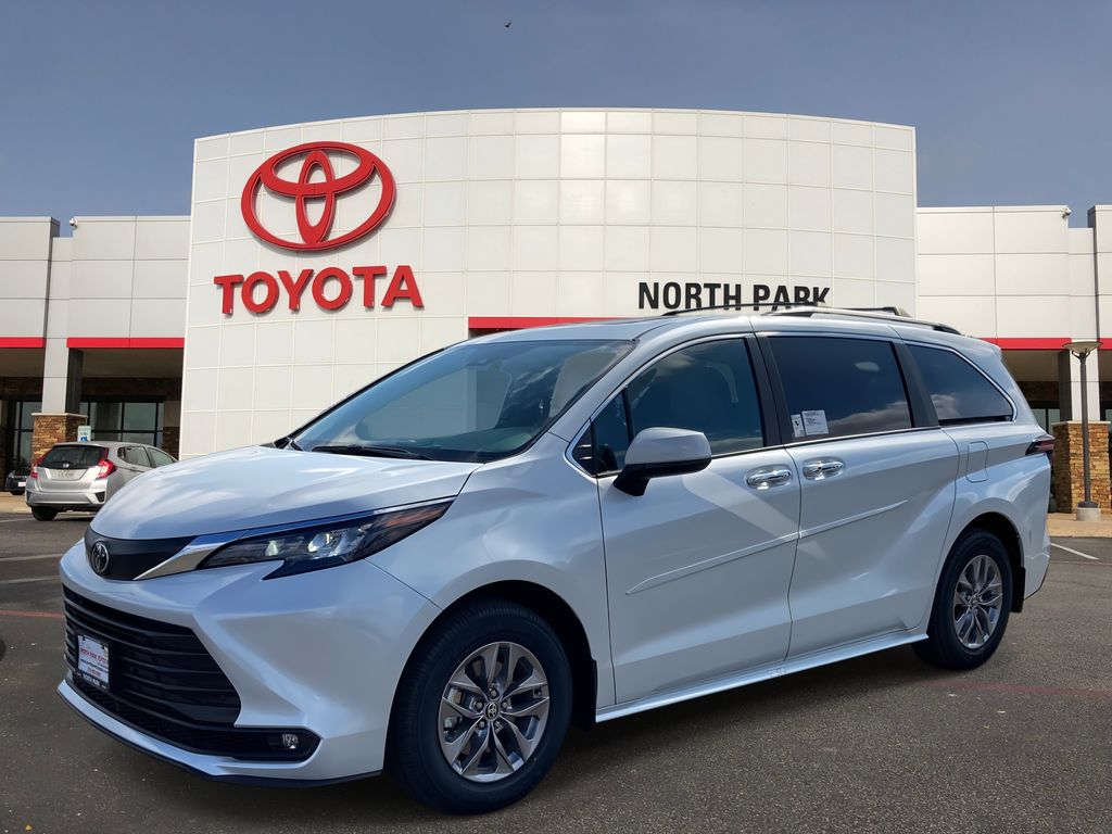 2026 Toyota Sienna XLE 8-Passenger Hybrid FWD's photo