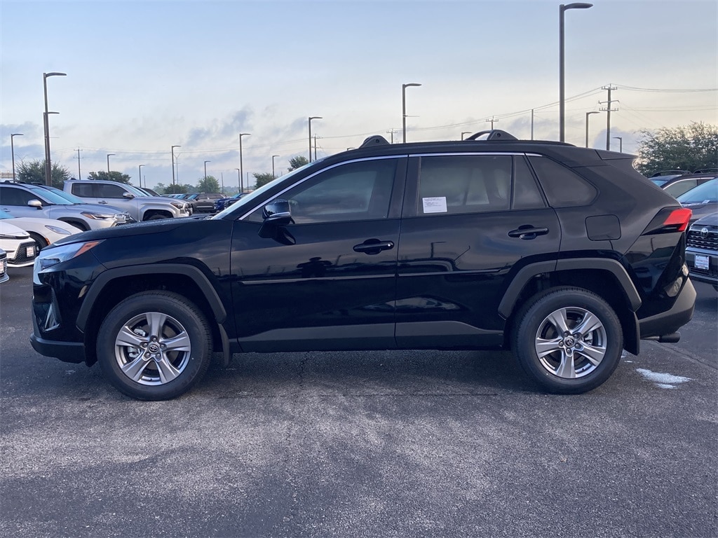 2025 Toyota RAV4 XLE's photo