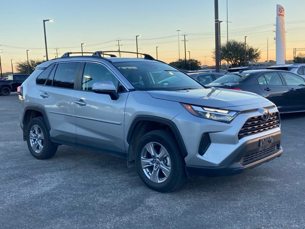 2024 Toyota RAV4 XLE photo 3