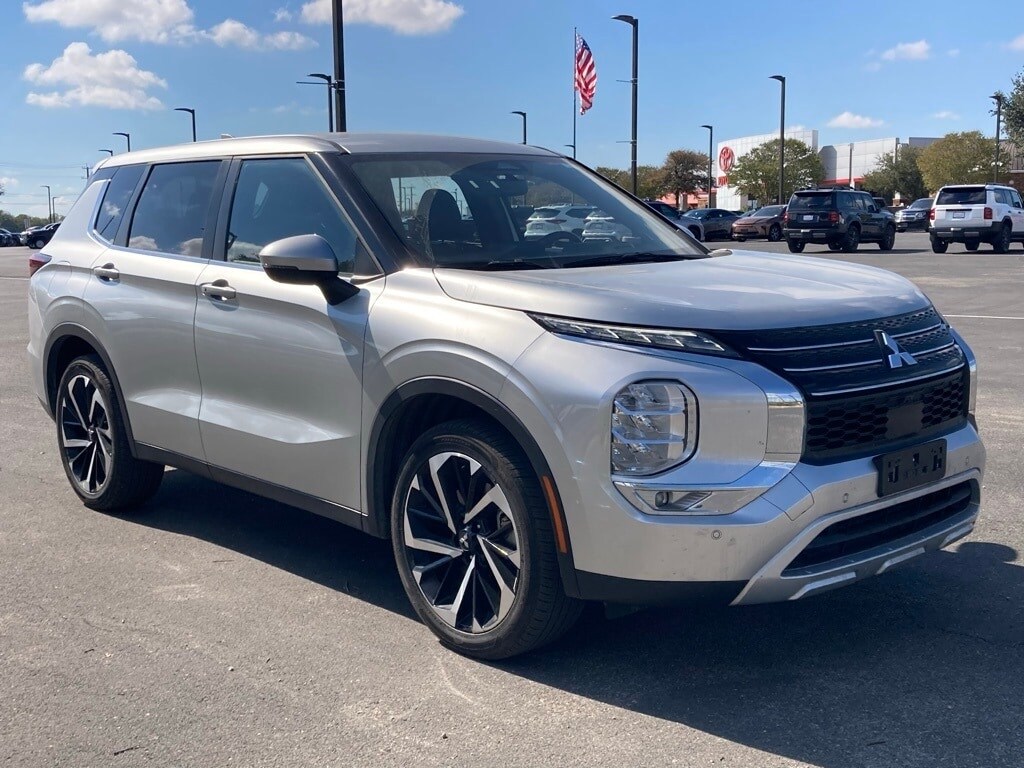 2024 Mitsubishi Outlander SE Black Edition photo 3