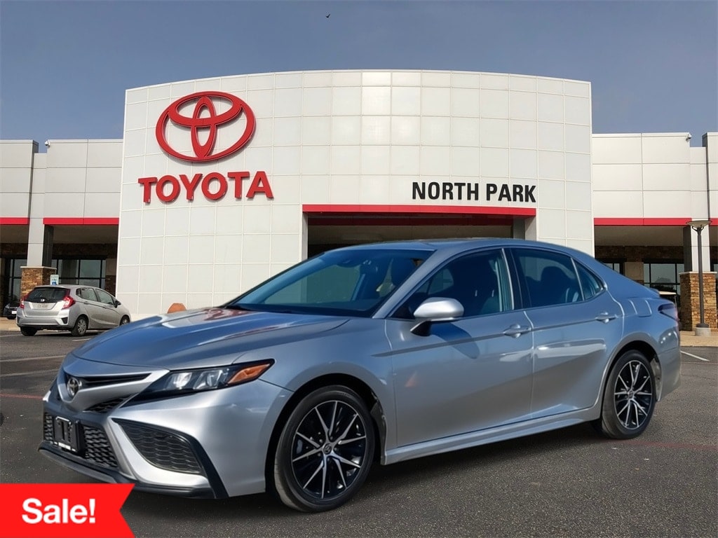 2022 Toyota Camry SE's photo