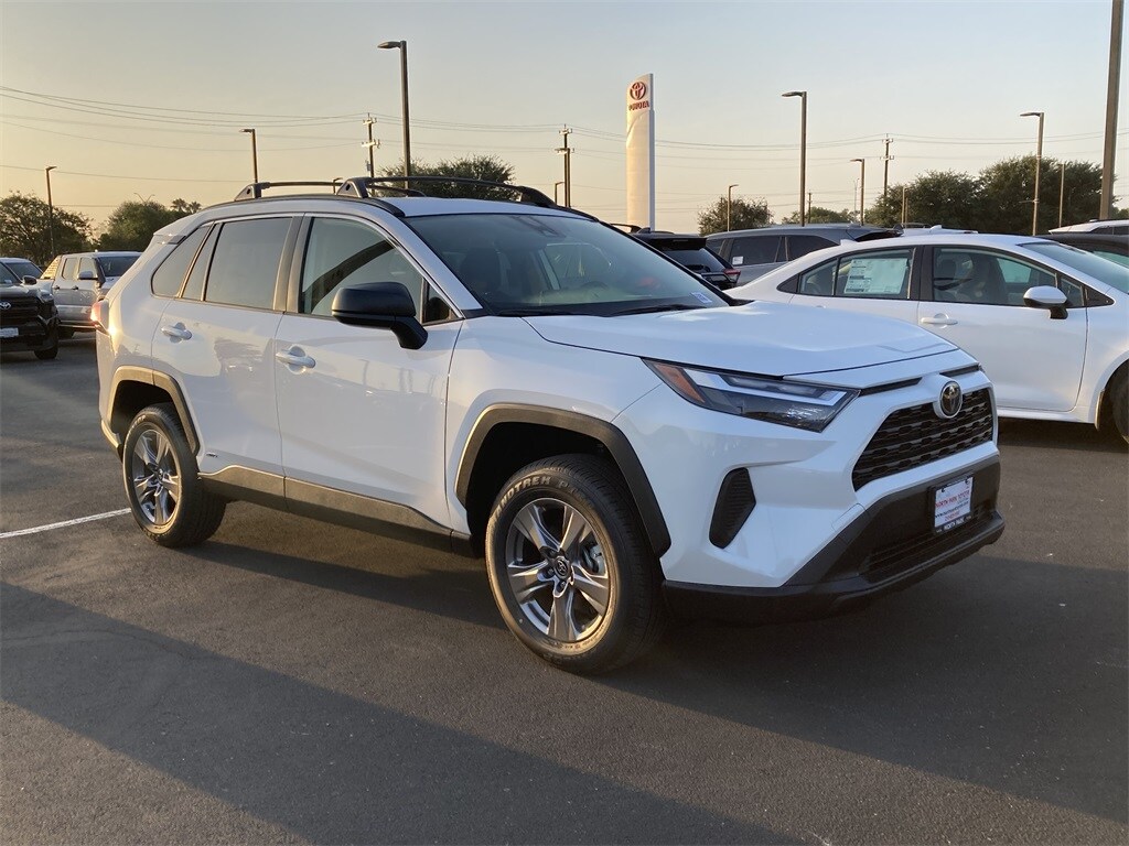 2025 Toyota RAV4 Hybrid LE photo 3