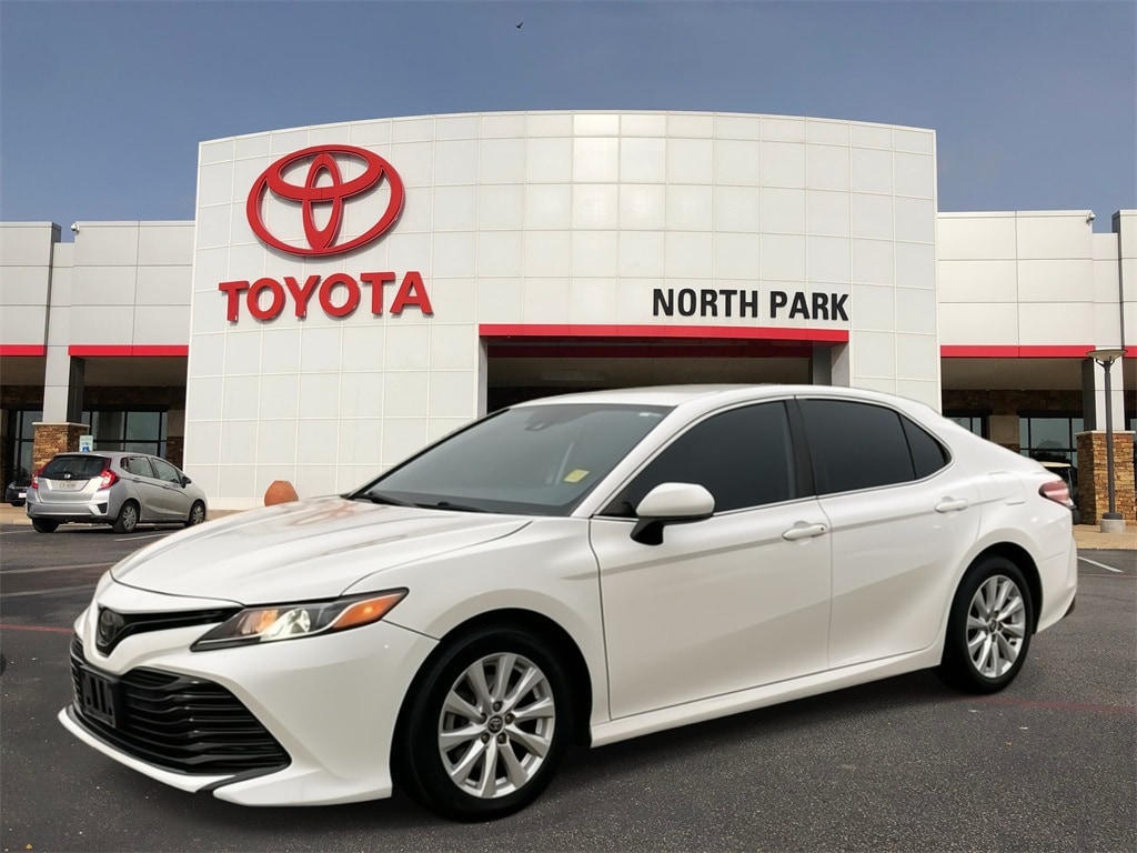 2020 Toyota Camry LE's photo