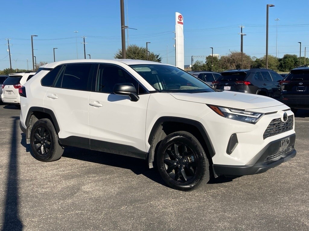 2023 Toyota RAV4 LE photo 3