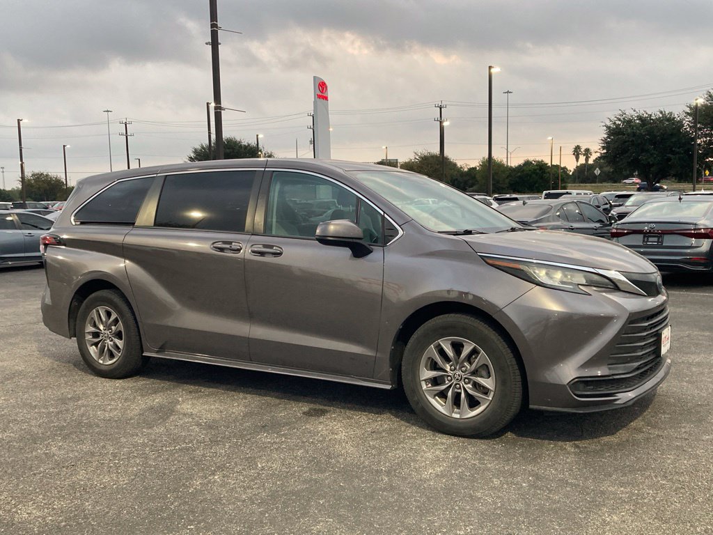 Used 2022 Toyota Sienna LE Minivan/Van