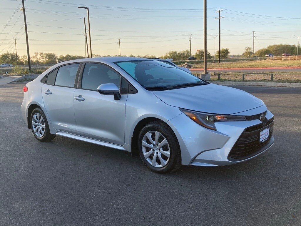 2025 Toyota Corolla LE photo 2