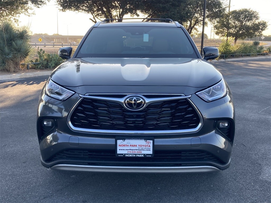 2025 Toyota Highlander Hybrid Platinum photo 2