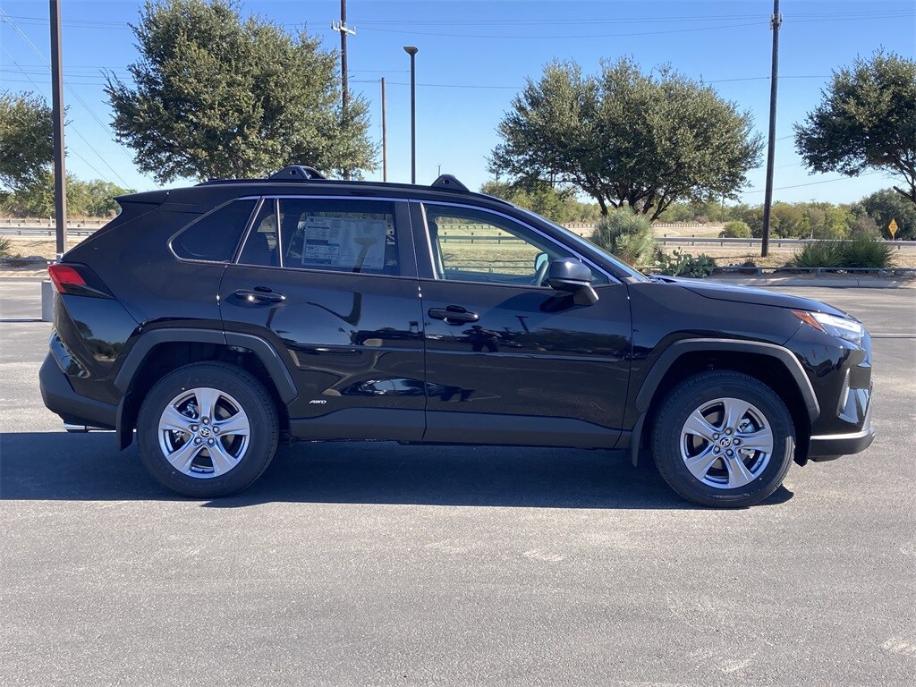 2025 Toyota RAV4 Hybrid LE photo 4