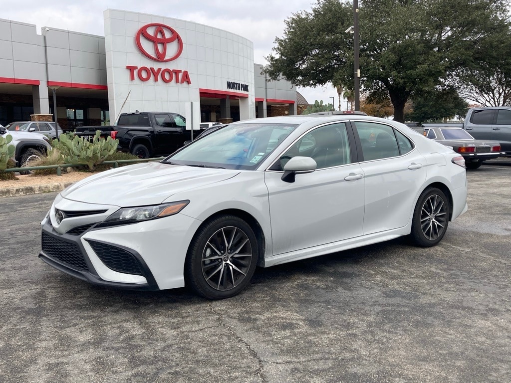 2024 Toyota Camry SE's photo
