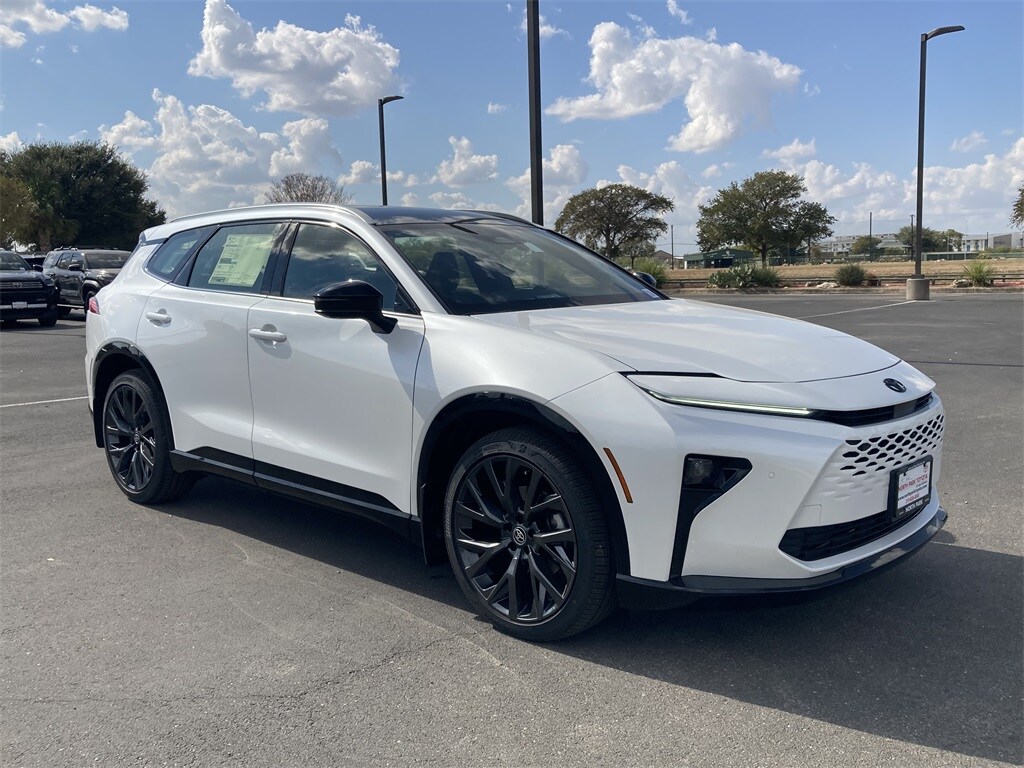 2025 Toyota Crown Signia Limited photo 3