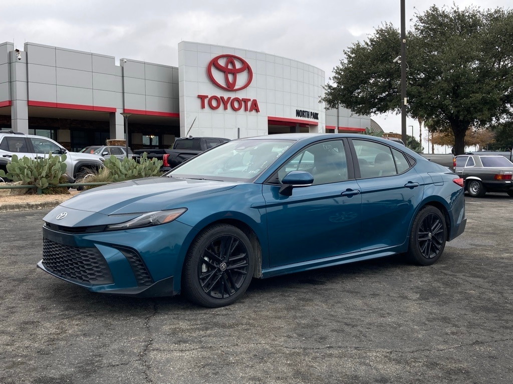 2025 Toyota Camry SE's photo
