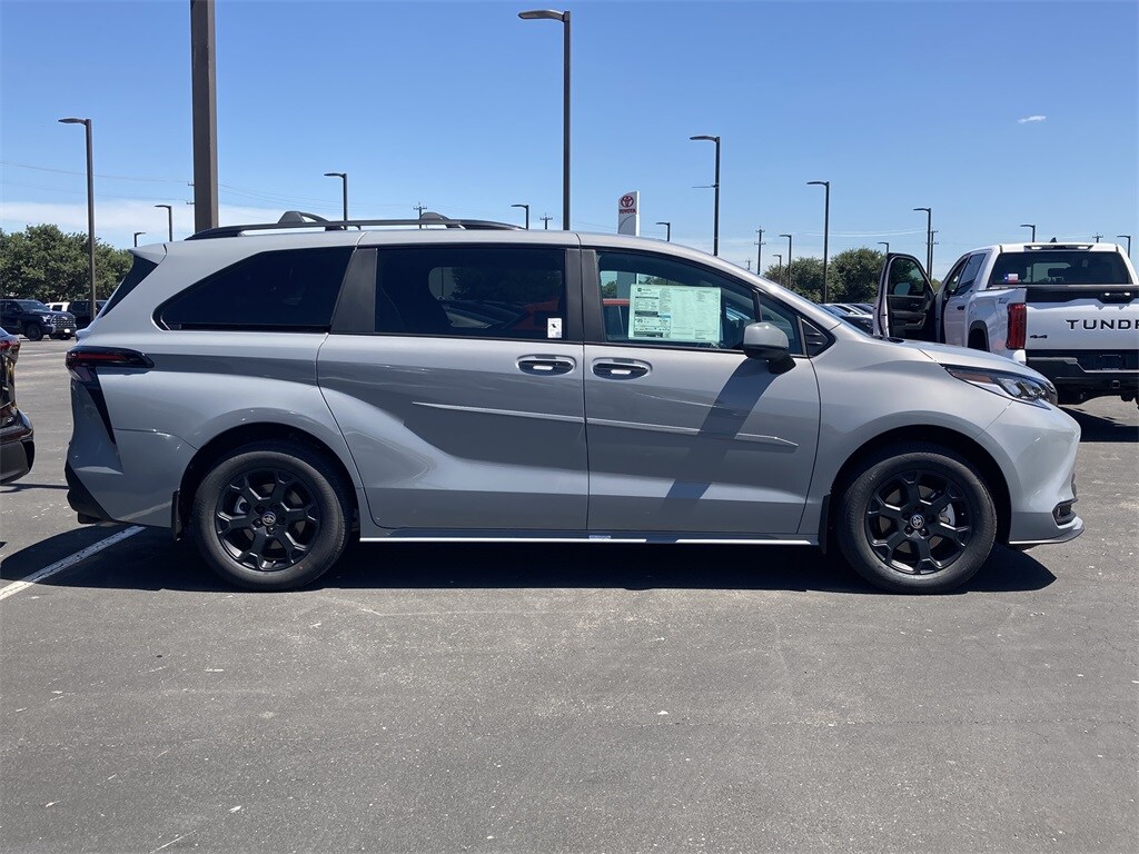 2025 Toyota Sienna Woodland Edition photo 4