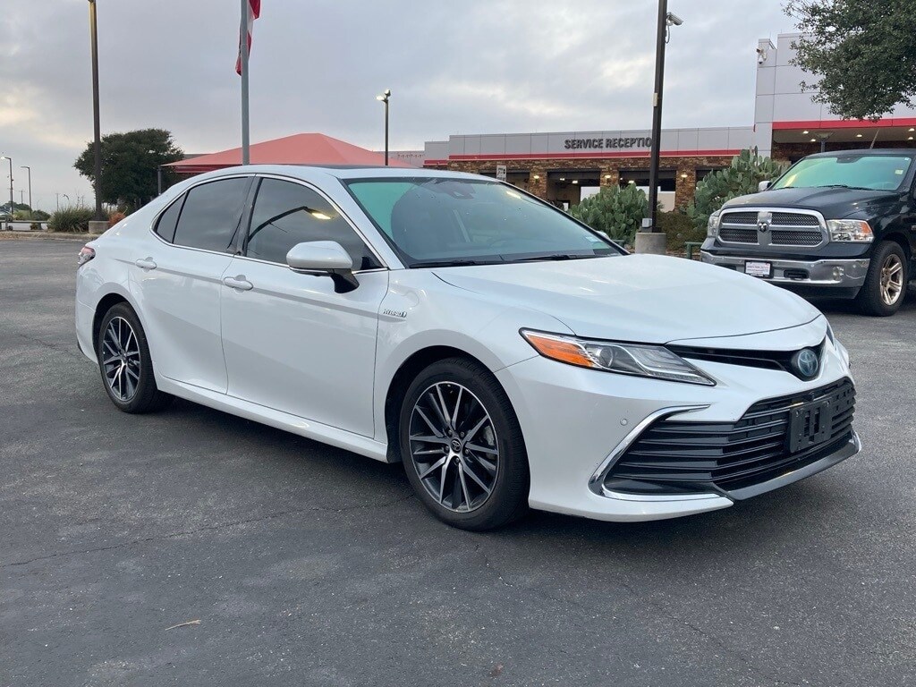 2021 Toyota Camry Hybrid XLE photo 3