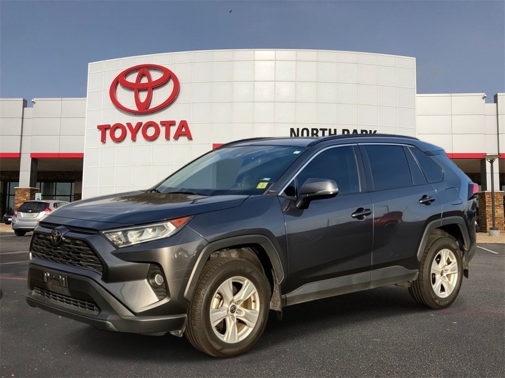 2021 Toyota RAV4 XLE's photo