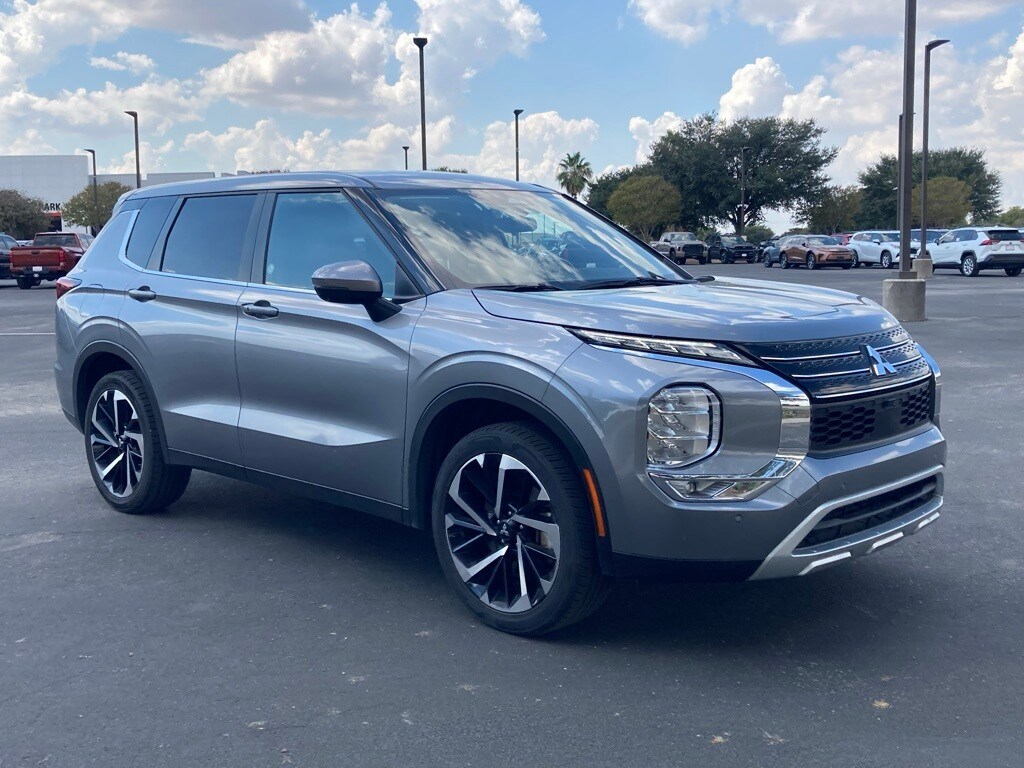 2024 Mitsubishi Outlander SE Black Edition photo 3