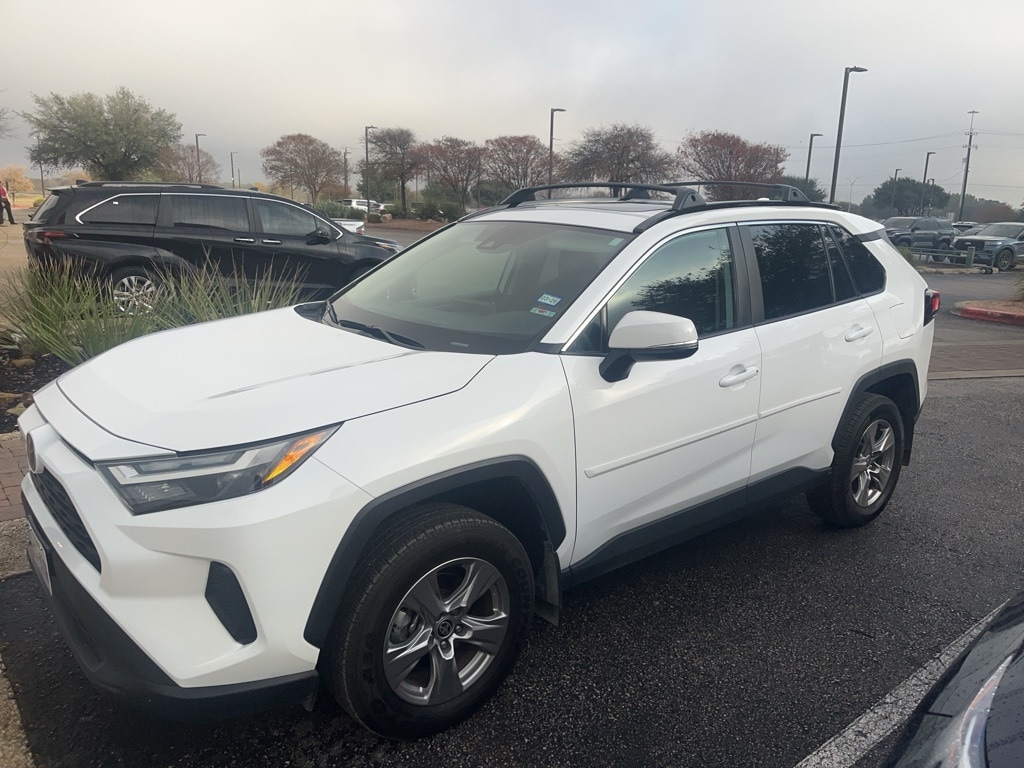 2024 Toyota RAV4 XLE's photo