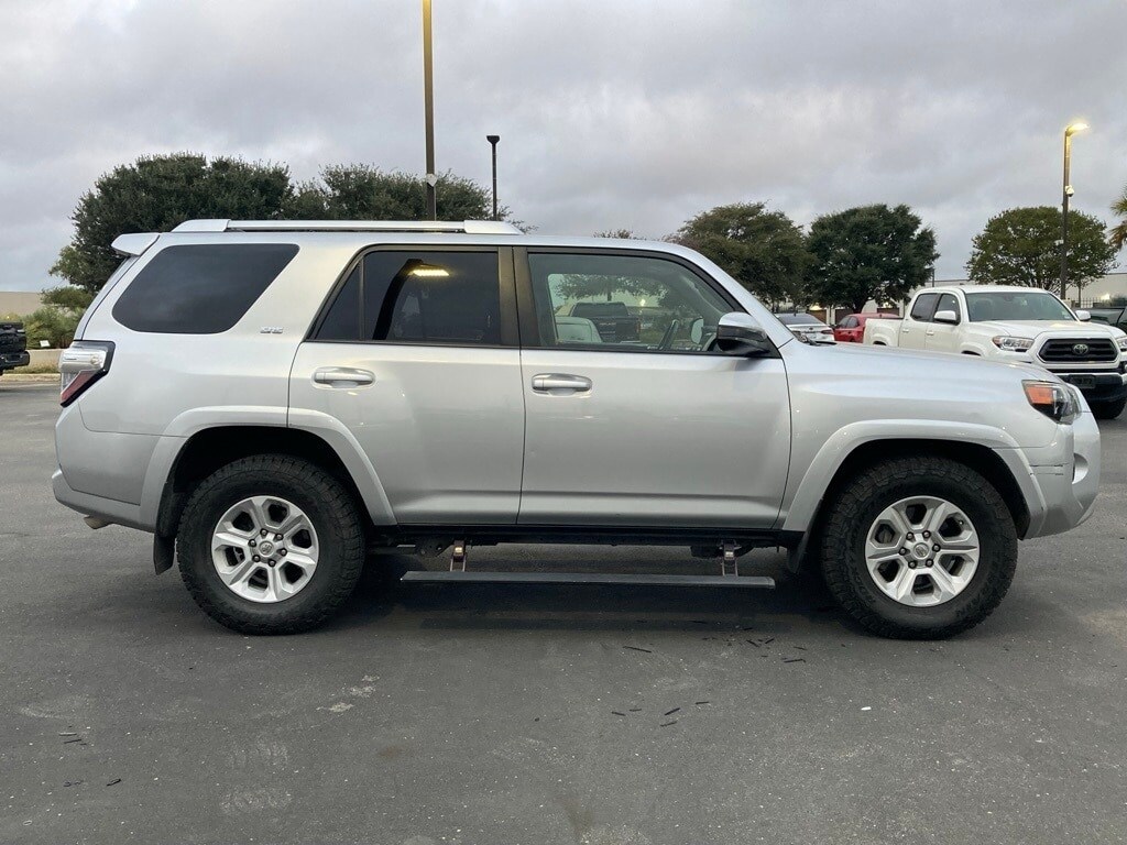 2016 Toyota 4Runner SR5 photo 4