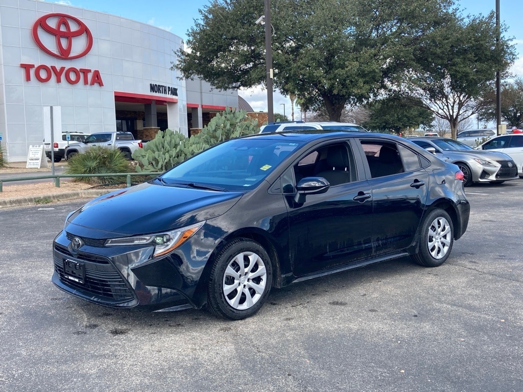 2024 Toyota Corolla LE's photo