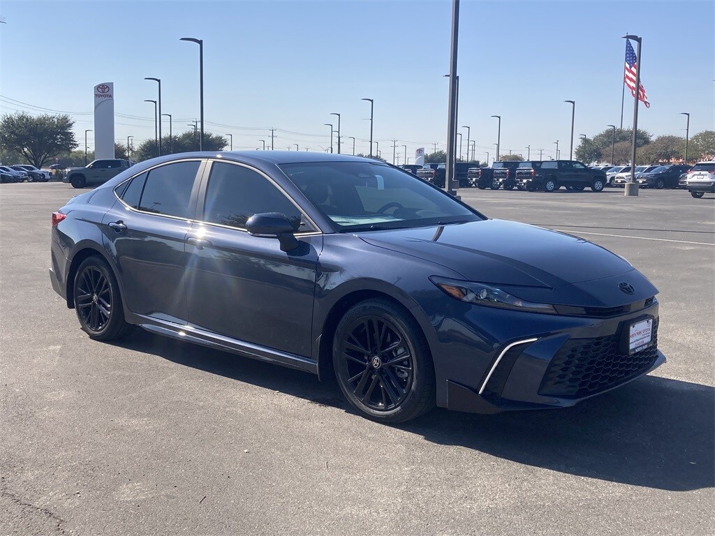 2026 Toyota Camry SE photo 3
