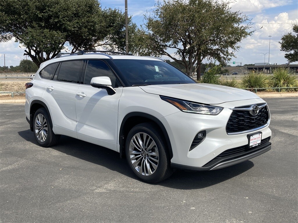 2025 Toyota Highlander Platinum photo 3