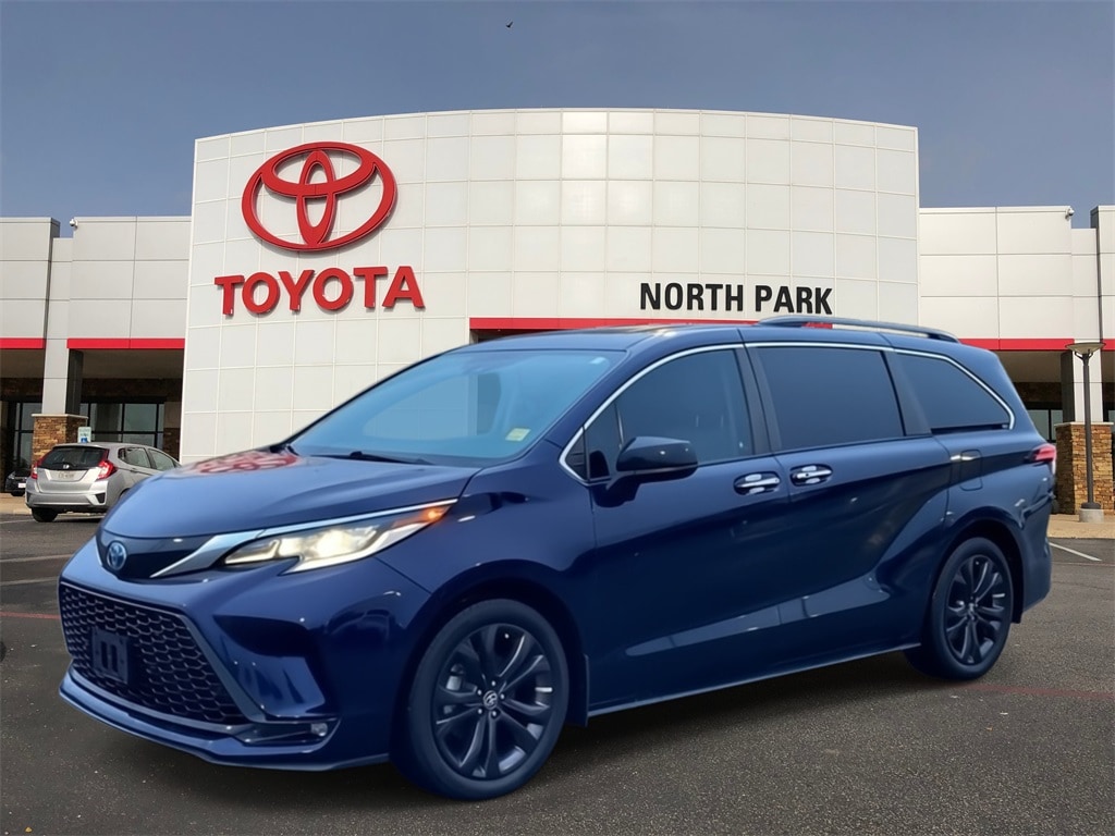 2022 Toyota Sienna XSE's photo