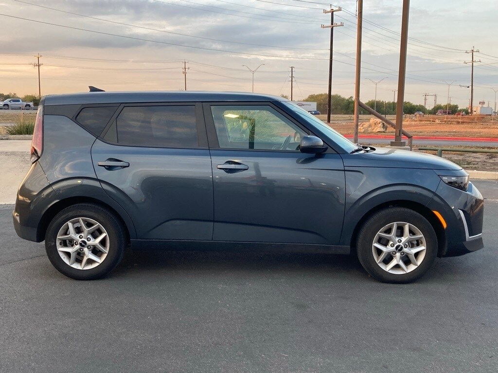 2024 Kia Soul LX photo 2