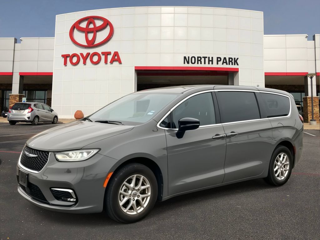 2025 Chrysler Pacifica Select's photo