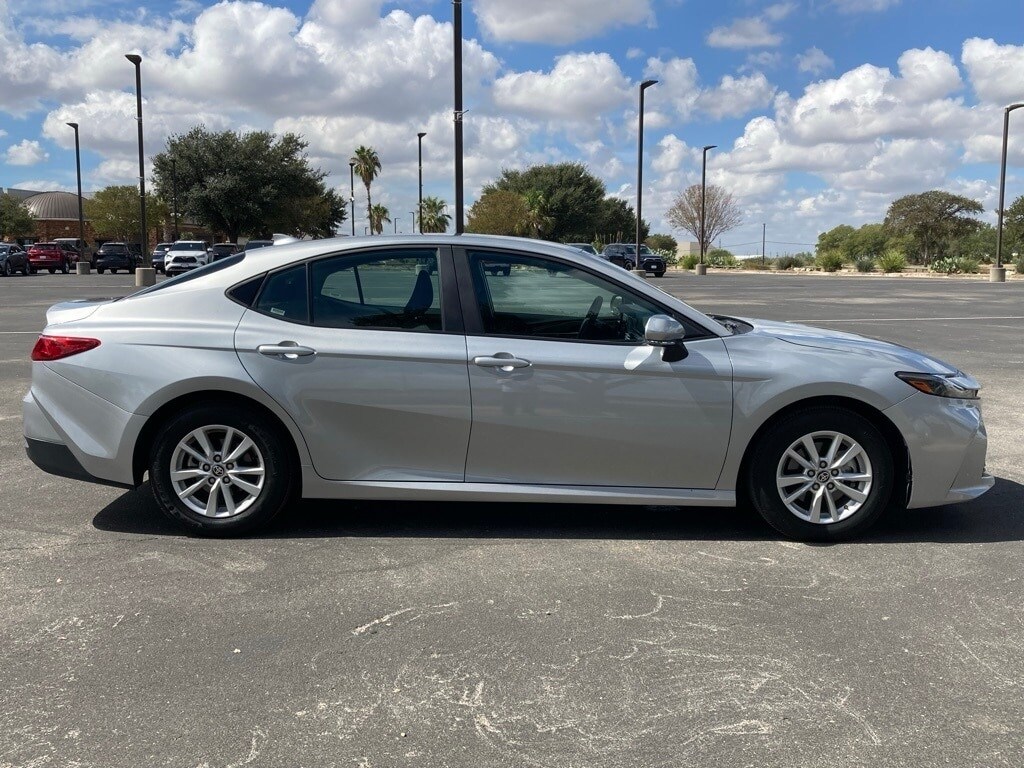 2025 Toyota Camry LE photo 4