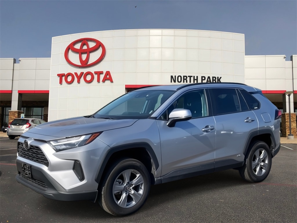 2025 Toyota RAV4 XLE's photo