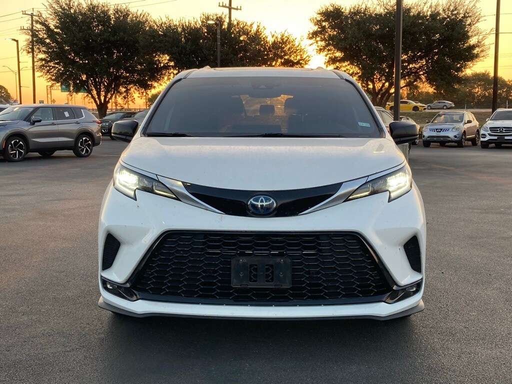 2022 Toyota Sienna XSE photo 2