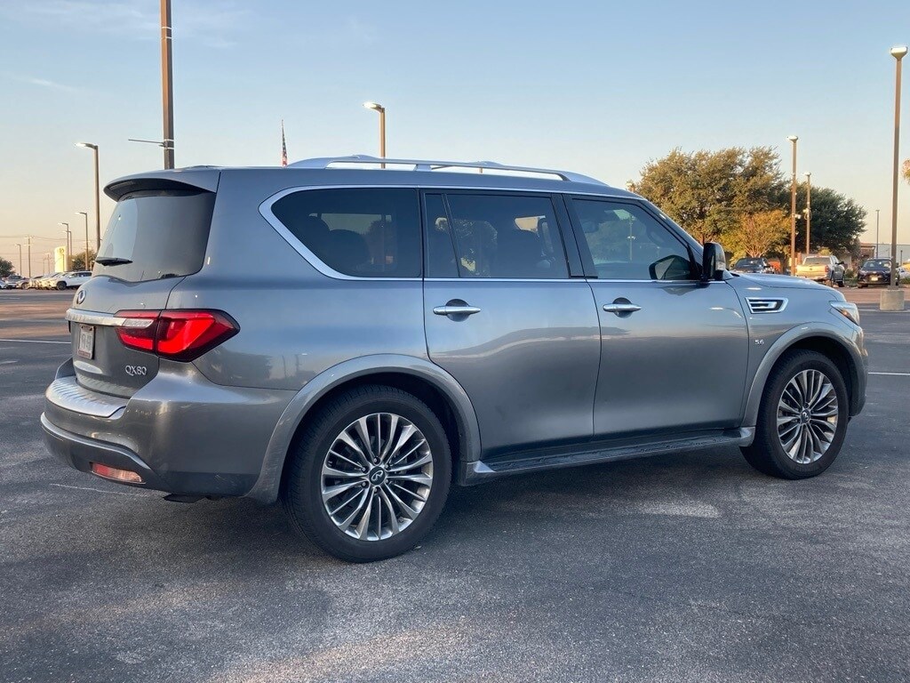 2019 Infiniti QX80 Luxe photo 3