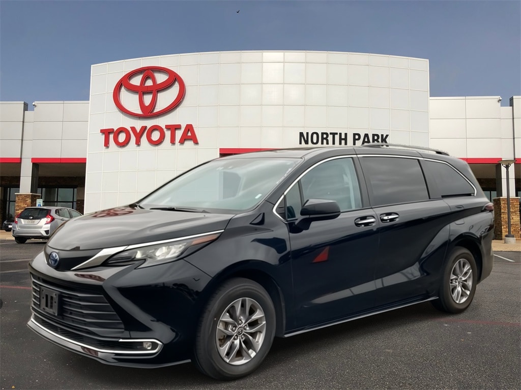 2024 Toyota Sienna XLE's photo