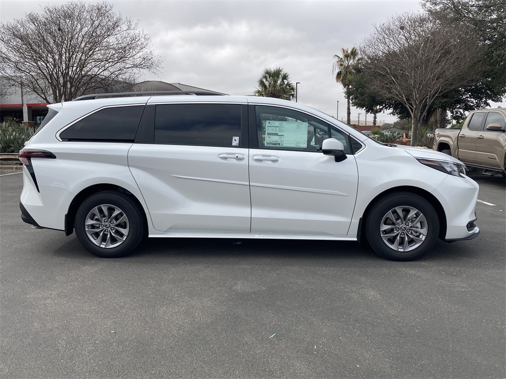 New 2026 Toyota Sienna XLE 8 Passenger Van Passenger Van