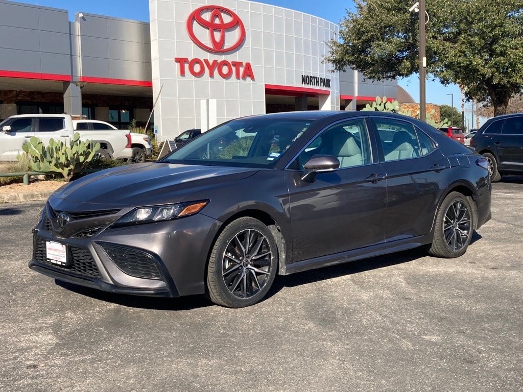 2024 Toyota Camry SE's photo